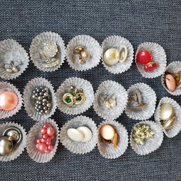 Large Collection of Vintage Costume Jewelry - Picture 6 of 7